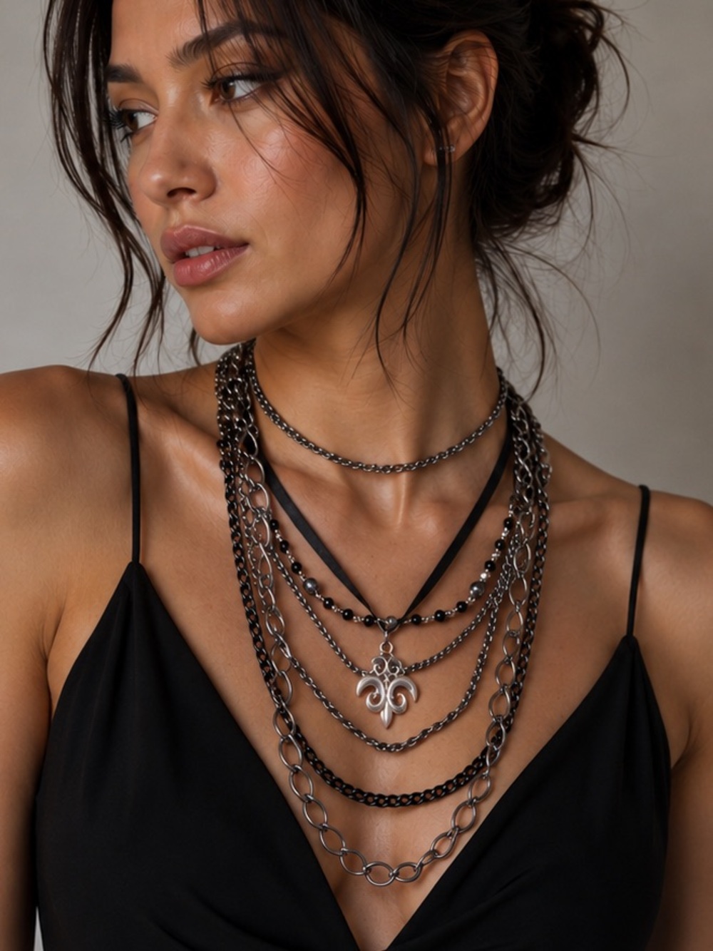Vera Wang Fleur De Lis Necklace EUC